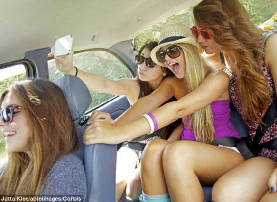 article-2510573-1989848b00000578-881_634x424-1 Taking Selfies in the car