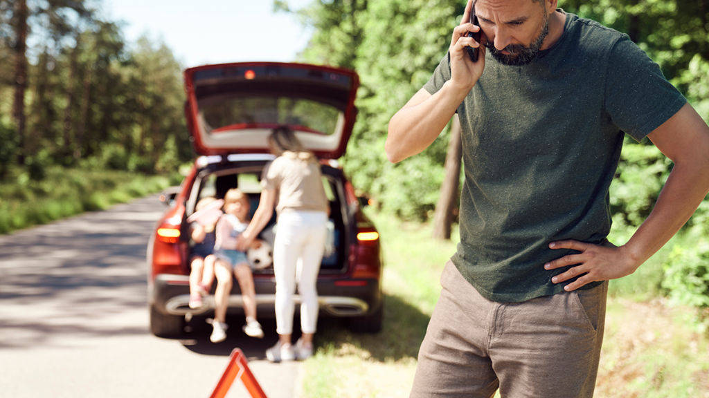 ASP_roadside_blog_20220921 Family pulled over on the road with man on the phone